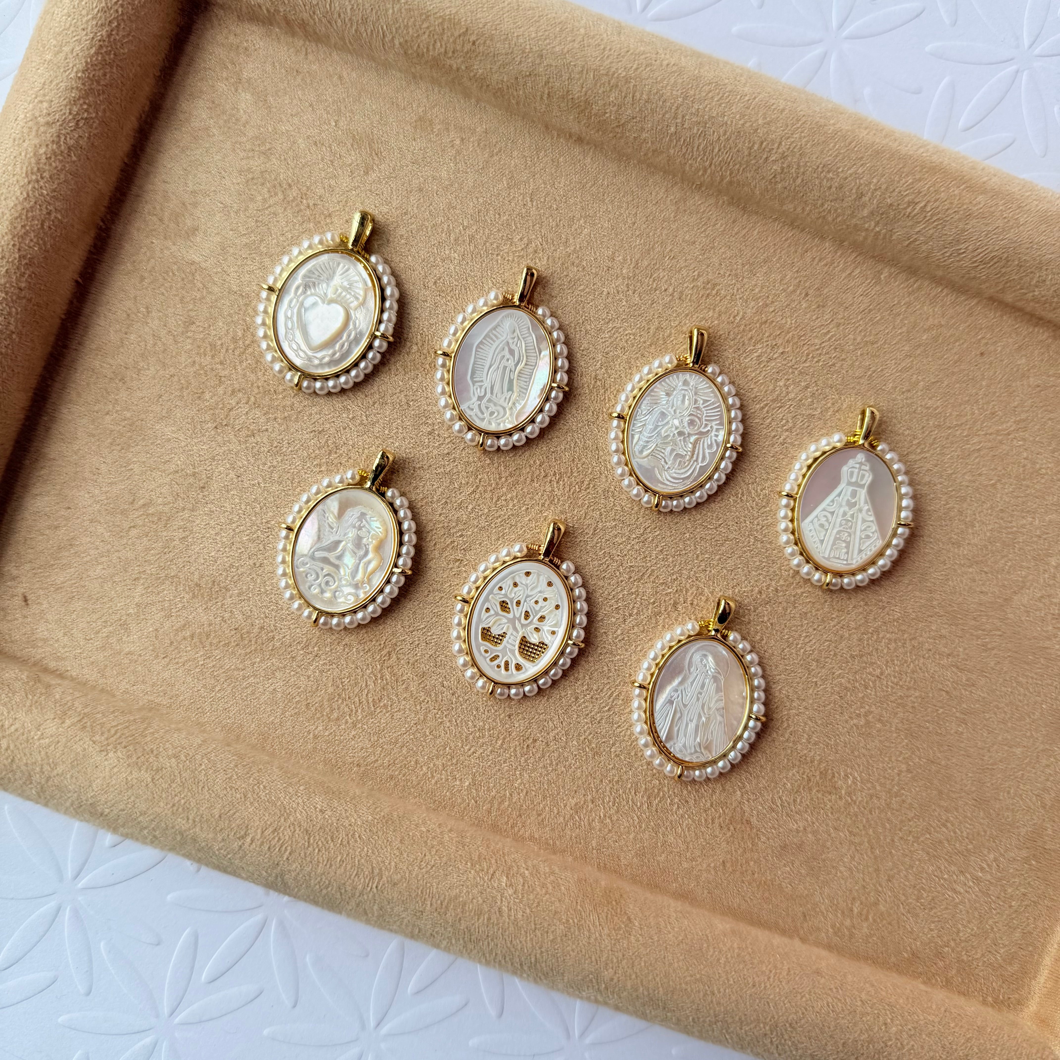 Pearl Frame Virgen Charms