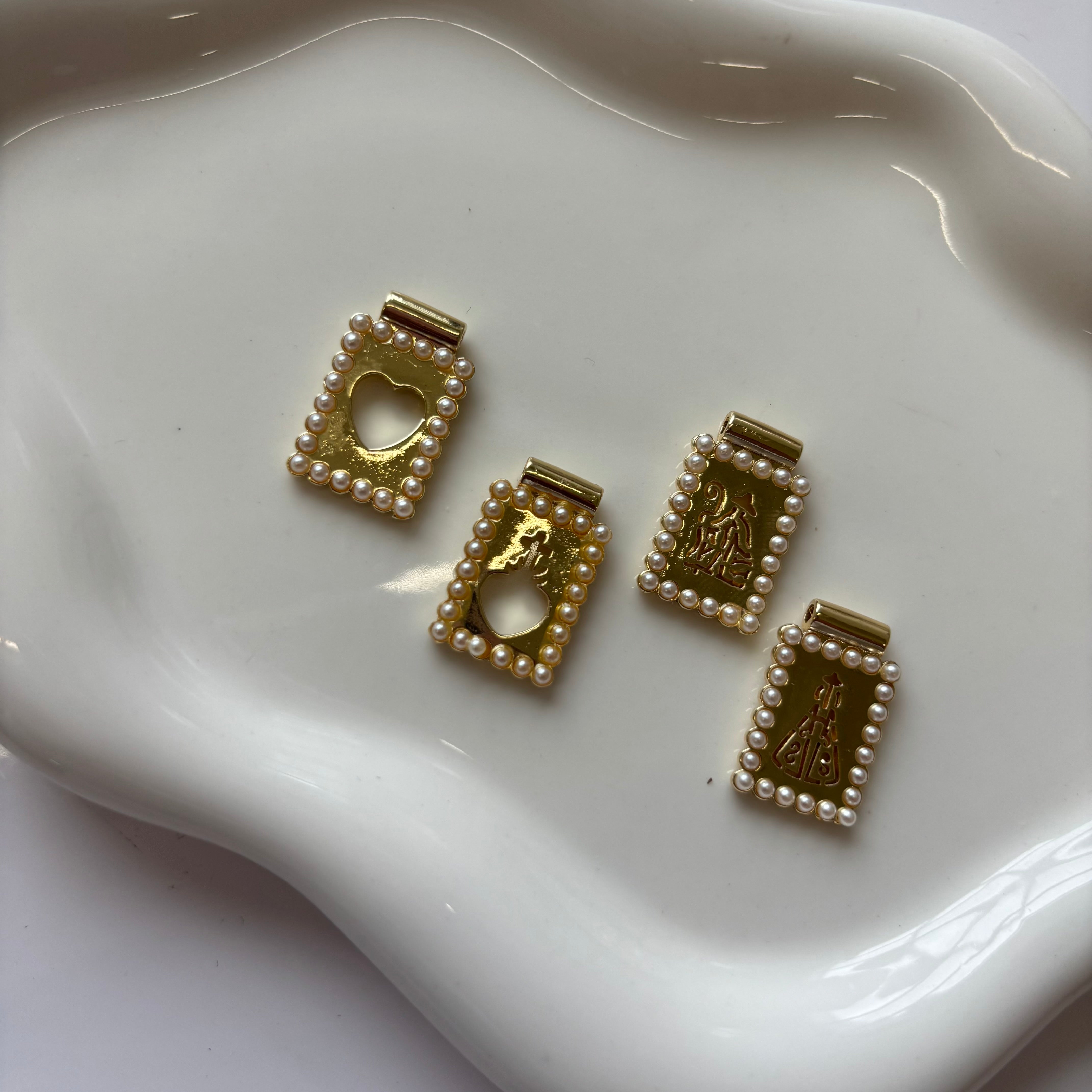 Escapulario Pearl Frame Necklace