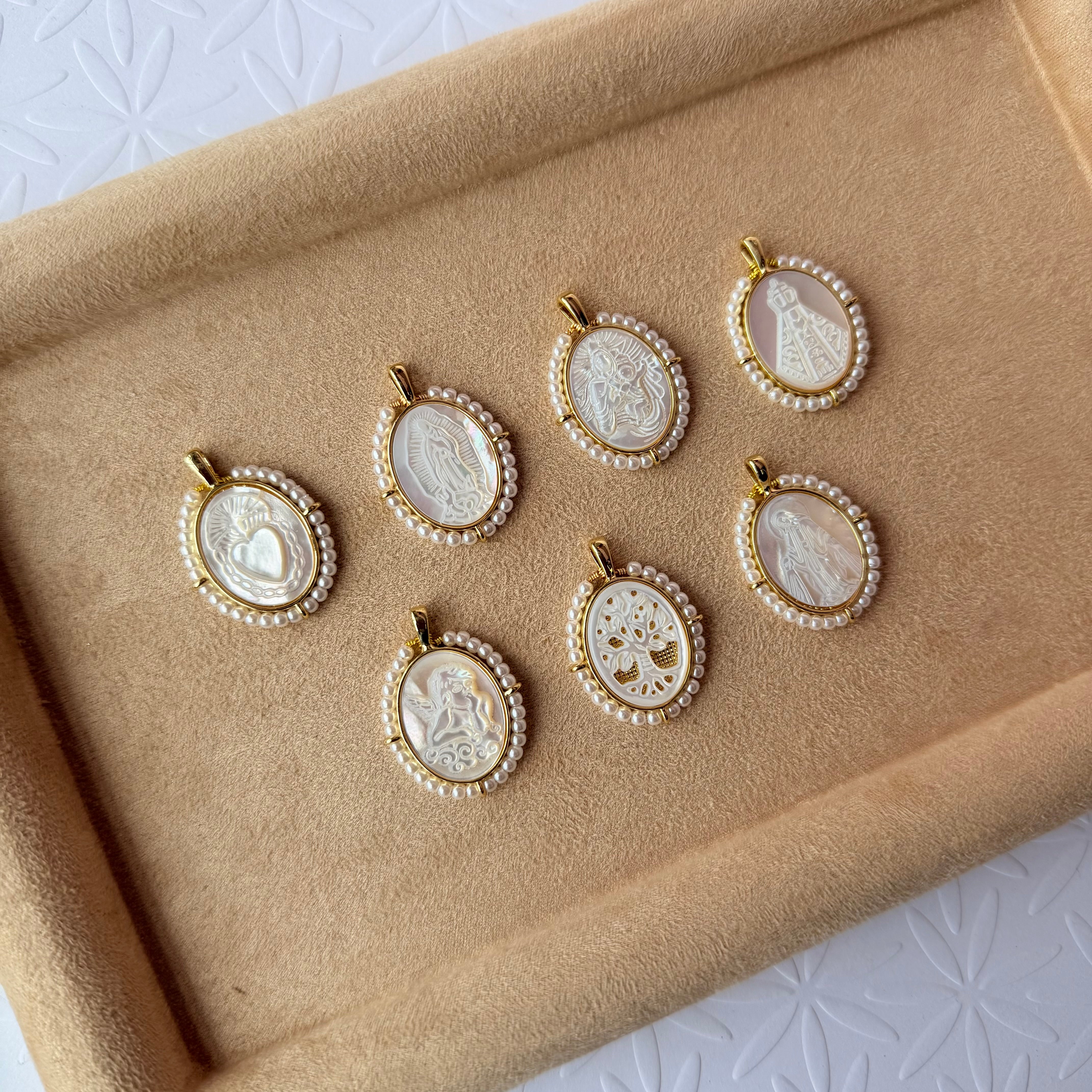 Pearl Frame Virgen Charms
