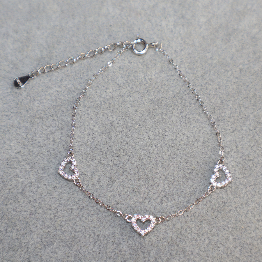 Delicate Three Hearts bracelet