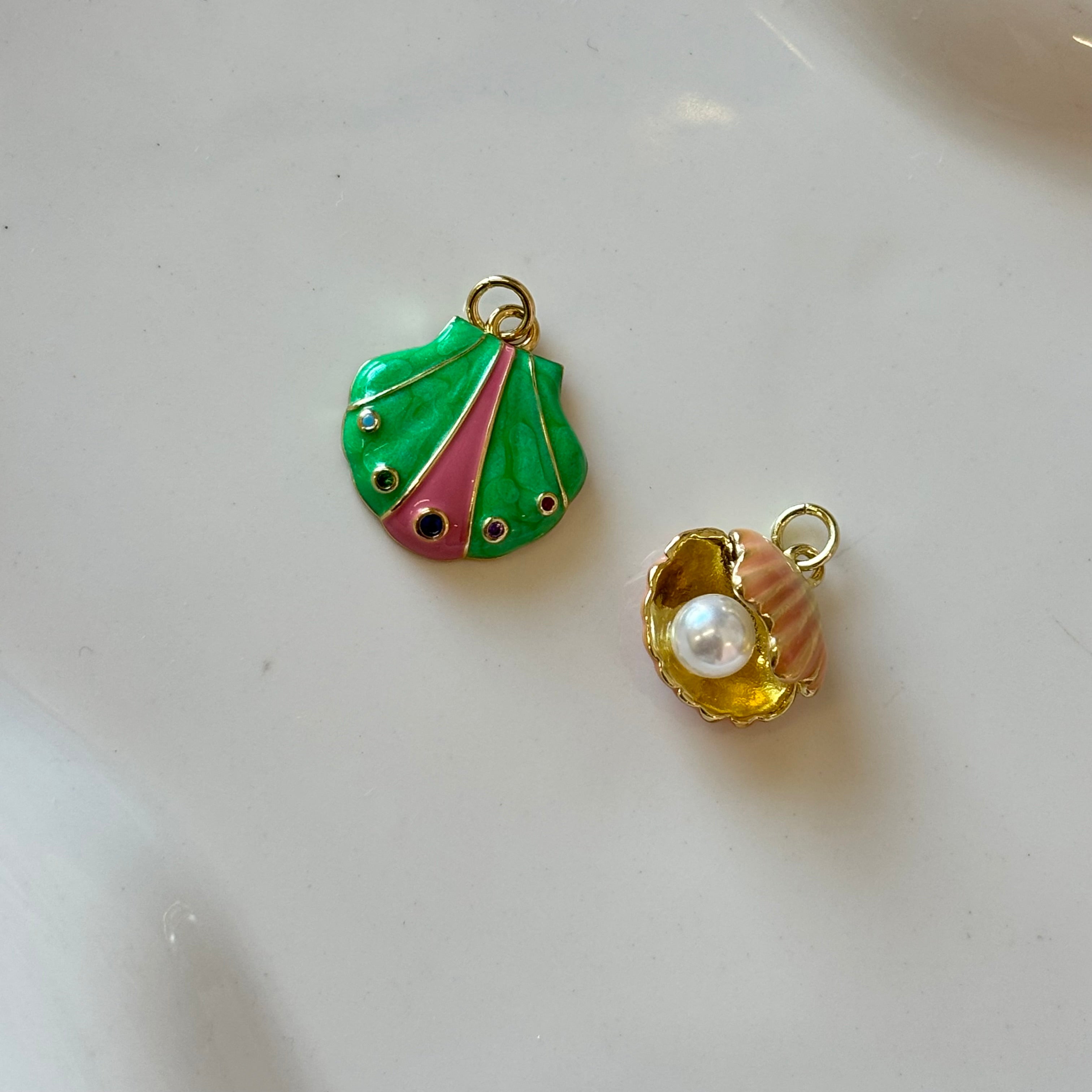Oyster color Edition Charms